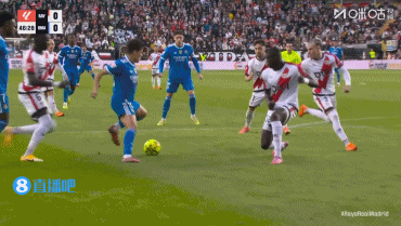 居莱尔禁区内在巴列卡诺球员包夹下倒地，裁判没有表示