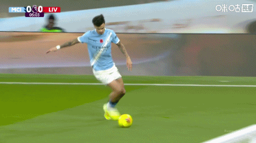 凌波微步！多库1V2精彩突破，之后球被麦卡将球解围