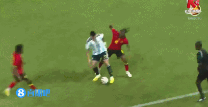 有点上火！劳塔罗对抗时被放倒，倒地后有抬腿报复动作