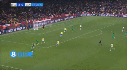 这球秀啊！吉马良斯后场马赛回旋连过2人，随后的直塞被对手拦截