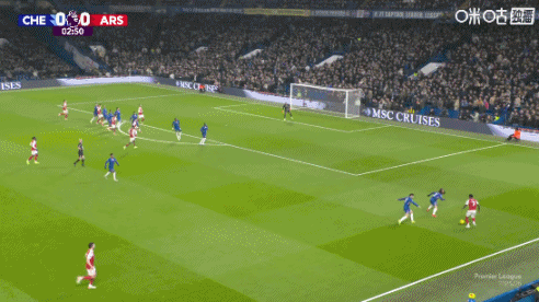 内托将球碰出底线裁判没判角球，萨卡不解尴尬的笑了