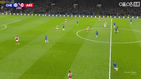 场面很开放！库库背后铲倒萨卡，吃到一张黄牌