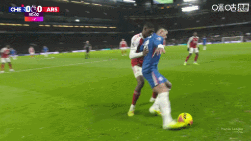 没有判罚！半场前恩佐挥拳打击莫斯克拉，裁判直接吹了半场结束