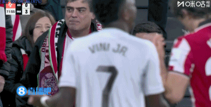 我3球领先！遭毕巴球迷谩骂，维尼修斯比“3”回应