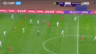 对判罚非常不满！比赛第20分钟，卢永涛对古加犯规，吃到黄牌