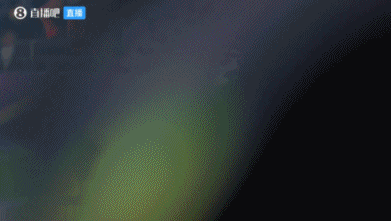 不满意！半场结束后河南外援纳萨里奥向裁判鼓掌，被队友立刻拉开