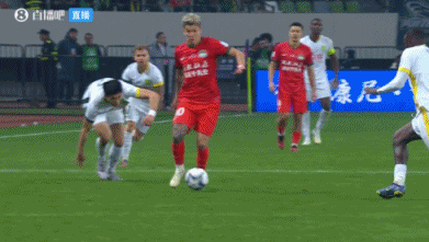 已经有黄牌了！纳萨里奥被恩加德乌放倒，裁判没吹犯规吹越位