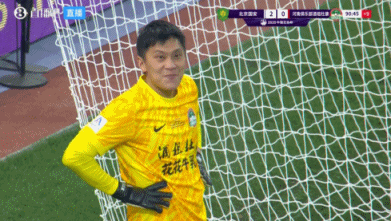 人麻了！王国明扑出法比奥点球被判重罚，一边喷水一边苦笑