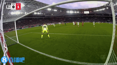 差一点！奥利塞远射，斯图加特门将脱手，球缓缓滚出底线
