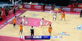  摧枯拉朽！洛夫顿转身挤过防守 腾空暴起双手灌筐