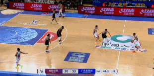  优势明显！广东半场35中23&命中率65.7% 领先合肥26分