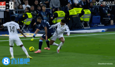 太拼了！伊格莱西亚斯挥肘打到贝林面部，贝林眼眶都流血了