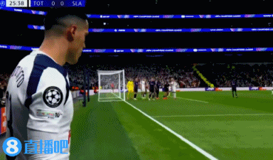 没看错球门吧斯拉维亚后卫头球轰向自家球门，助热刺首开记录