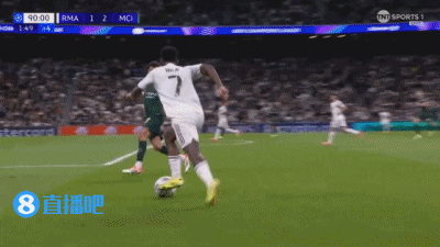 倒霉！维尼修斯补时射门被迪亚斯挡出