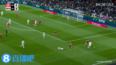 不如不吹？贝林禁区倒地起身后得球，主裁先判点观看回放又取消