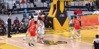 撞懵了！俞澤辰搶過掩護(hù)被撞到眼角 下場休息調(diào)整