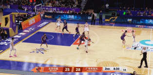 上強度！薩林杰籃下頂翻防守迎著鄒雨宸打進并獲加罰 振臂怒吼