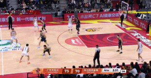 這球難上加難！陸文博撤步強拔超遠壓哨打板三分命中 追平比分！