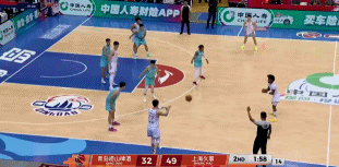 今天硬得一批！王哲林吃餅暴扣+妙傳空接+強(qiáng)打上籃2+1！刷屏啦！