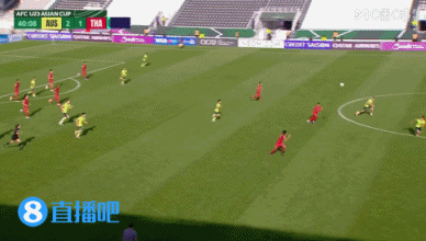 行云流水的反擊！10人泰國打出精彩3人反擊，可惜射門稍稍偏出