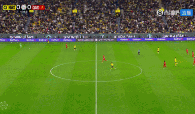 巨大失誤！勝利門將遠距離出擊被斷球，奎尼奧內(nèi)斯輕松破空門