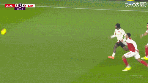 弗林蓬禁區(qū)與因卡皮耶接觸倒地，阿森納與利物浦雙方發(fā)生爭吵