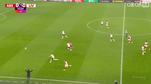 不應該！馬丁內(nèi)利將布拉德利推出邊線前，還有一個砸球發(fā)泄動作