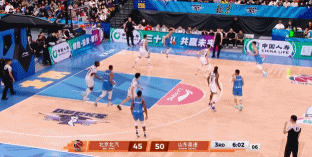 不難不進(jìn)！陳盈駿拆炸彈 接球漂移頂著防守扔進(jìn)壓哨三分！