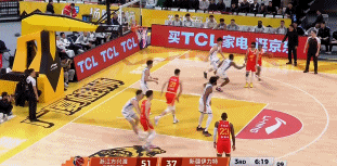 挺身而出！楊芮連中三分后暴扣得手 連得8分率隊轟12