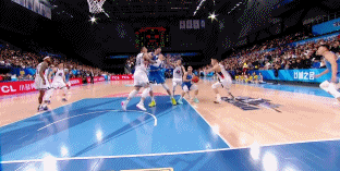 這下子不妙！陶漢林與周琦籃板卡位被吹犯規(guī) 個人第5犯被罰下