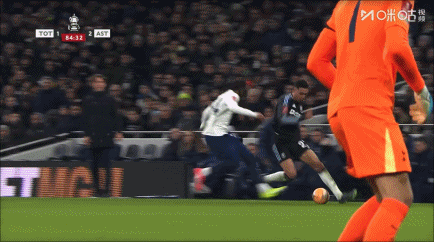 帕利尼亞鏟翻羅杰斯，埃梅里場邊抗議