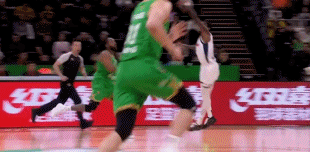 先碰板了！王少杰封蓋付豪上籃被吹干擾球 廣東挑戰(zhàn)失敗