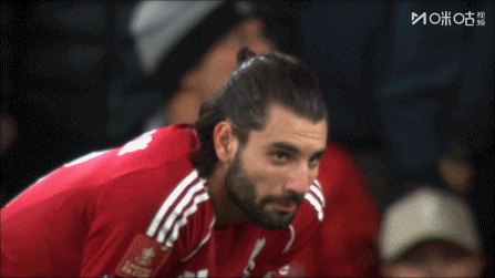 你小子搞我是吧??索博世界波后送大禮導(dǎo)致丟球，斯洛特面無表情