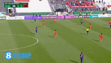 泰國(guó)U23球員禁區(qū)前帶球吸引多人防守，跟進(jìn)球員巴里班遠(yuǎn)射打高