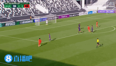 可惜！蒯紀(jì)聞扣球過人下底傳中，稍稍高了一點(diǎn)！