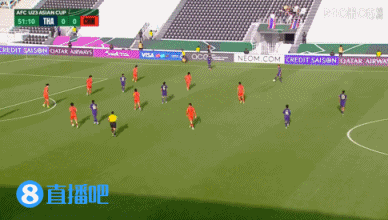 又是差點(diǎn)烏龍！彭嘯解圍踢呲險(xiǎn)些烏龍，皮球偏出立柱