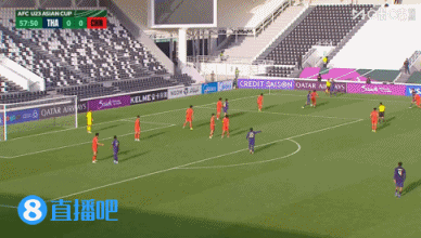 錯失良機！U23國足獲得反擊機會，拜合拉木帶到禁區(qū)往后一踩丟球
