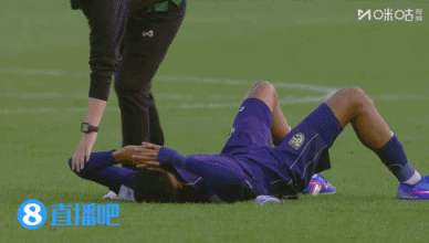 小組墊底無緣出線！泰國隊(duì)球員賽后無奈躺地，用球衣蓋臉