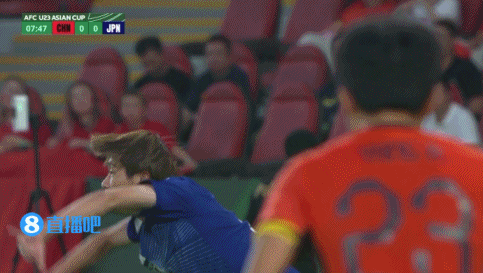 驚險！日本U23球員傳中，包抄球員沒踢準部位