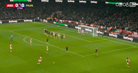 苏维门迪近距离头球攻门，被拉门斯神扑扑出