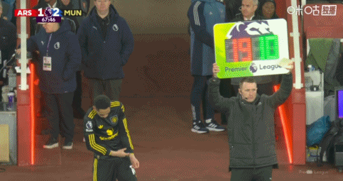 进球功臣！姆伯莫被库尼亚换下，卡里克搂着他交流一下