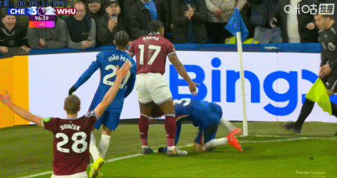 有事真上！库库被特劳雷推倒，佩德罗冲上去将对手推开