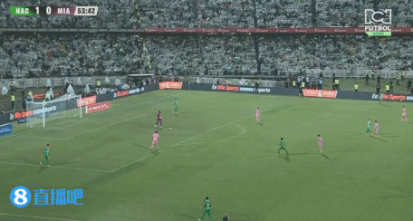 梅西远射中柱，皮球刚好弹到苏亚雷斯脚下，后者破空门