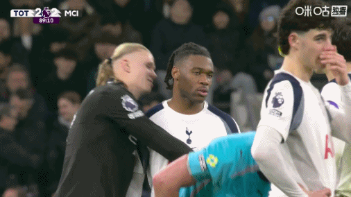 被抱摔也不恼！哈兰德第90分钟从身后抱着乌多吉，二人笑着交谈