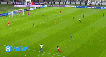 新年第一搞笑进球！迪拜门将超巨失误将回传漏进，懊悔得头撞门柱