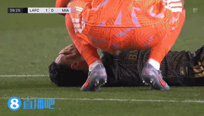 【梅西】梅西被激怒原因？梅西本场多次对抗后倒地，裁判未吹犯规(图5)