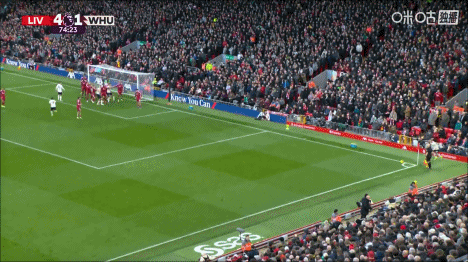 这下角球丢球了，卡斯特拉诺斯头球入网，西汉姆仍2-4落后利物浦