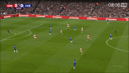 上来就玩火！桑切斯禁区前沿险些被直接断球，还好最后勉强解围