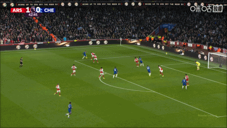 约克雷斯禁区内倒地示意点球,裁判没有介入