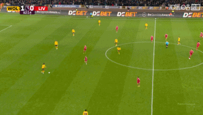 狼队后场传球失误！萨拉赫巧射近角得手，利物浦扳平！